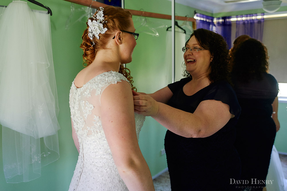 Mum-helping-bride-get-ready