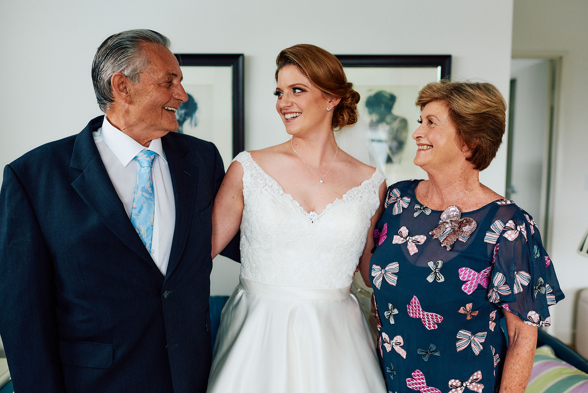 Bride with her parents before the wedding