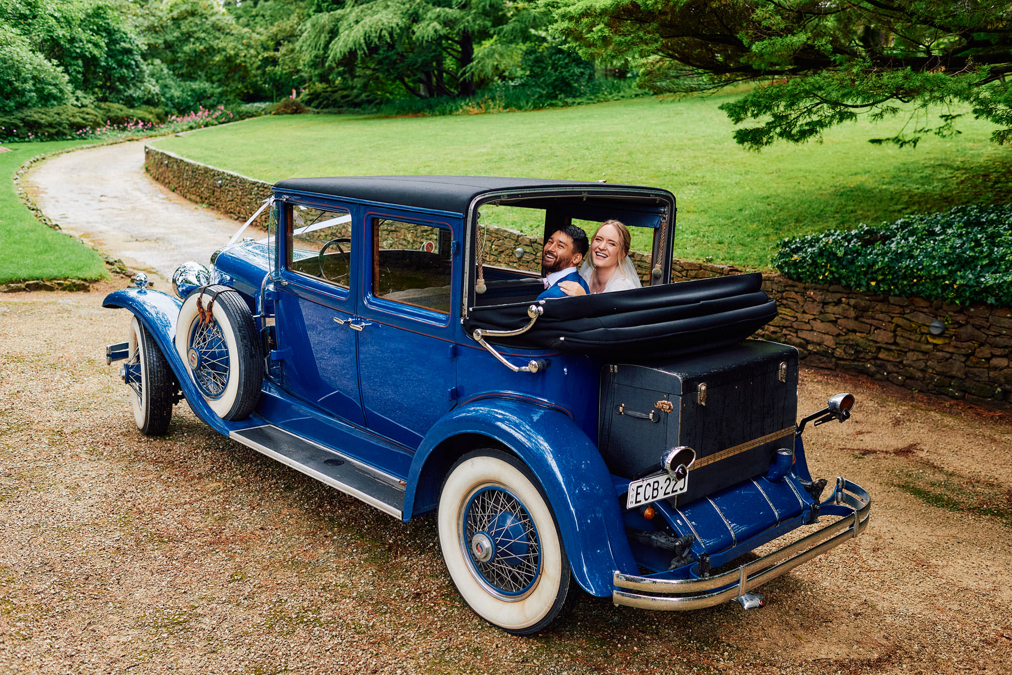 Alexis and Steven in their Blue Mountains Wedding Car